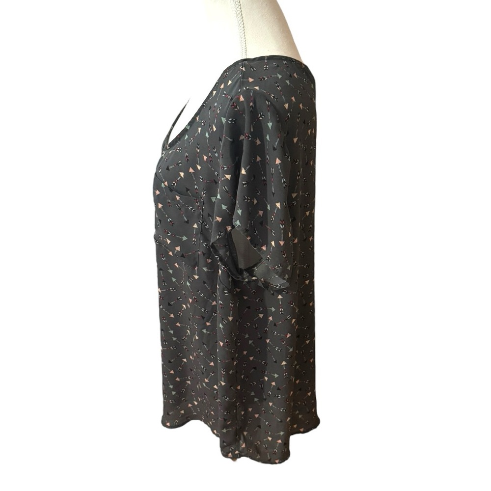 Torrid Abbey Arrow Georgette Button Back Blouse Size 2 2X Short Sleeve Grey - Picture 8 of 12